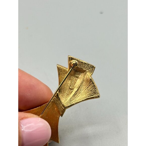 Vintage Signed TRIFARI White Enamel Ribbon Bow Pin Brooch Gold Tone Metal - Picture 7 of 8